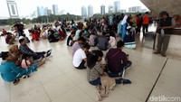 Sejumlah pengunjung memilih beristirahat di pelataran usai menaiki puncak Monas.