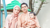 Adapula Donita bersama sang suami, Adi Nugroho, dan kedua anak mereka yang tampil kompak di hari Raya. Ini menjadi momen hari Raya perdana juga bagi Donita yang kini berhijab. Foto: (Instagram/Donita)