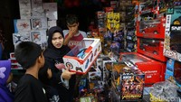 Anak-anak tersebut membeli mainan dengan uang lebaran hasil pemberian sanak keluarga.