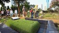 Warga yang akan berziarah terus berdatangan hingga sore hari.