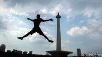 Monas juga dijadikan sebagai tempat untuk foto-foto. Beragam gaya pun ditampilkan pengunjung Monas.