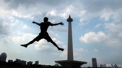 Pengunjung Serbu Monas di Hari Kedua Lebaran