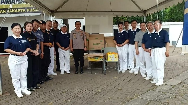 Apresiasi Situasi DKI Kondusif, Yayasan Budha Bagikan Makanan ke Brimob Apresiasi Situasi DKI Kondusif, Yayasan Budha Bagikan Makanan ke Brimob
