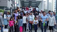 Warga turun di stasiun Bundaran HI untuk melanjutkan perjalanan menuju sejumlah tempat wisata di Jakarta Pusat.