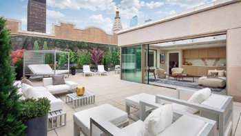 Ini suasana salah satu ruangan luarnya yang sangat lega. Foto: Street Easy