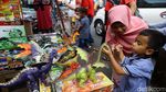 Mumpung Libur, Ajak Anak-anak ke Pasar Gembrong Beli Mainan