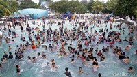 Pengunjung memadati SnowBay Waterpark Taman Mini Indonesia Indah (TMII), Jakarta, Kamis (6/6/2019).