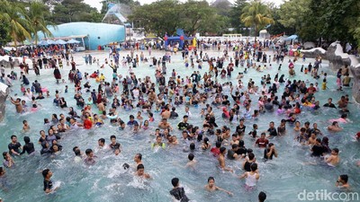 Serunya Bermain Air di SnowBay Waterpark TMII