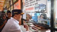 Menhub juga mampir ke loket penjualan tiket dan berdialog dengan petugas loket seputar harga jual tiket. Istimewa/Kementerian Perhubungan.