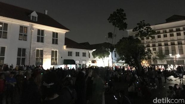 Makin Malam Kawasan Kota Tua Makin Dipadati Wisatawan Makin Malam Kawasan Kota Tua Makin Dipadati Wisatawan
