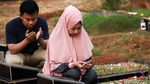 Potret Warga Ziarah Kubur di Hari Kedua Lebaran