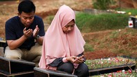 Warga juga mendoakan sanak keluarga yang telah berpulang.