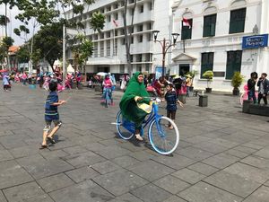 Berwisata ke Kota Tua, Warga Semringah Naik Sepeda Ontel