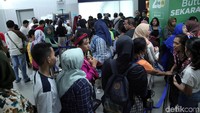 Antrean panjang juga terjadi di loket MRT.