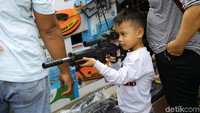 Anak-anak berburu mainan dengan didampingi orantuanya.