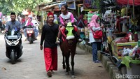 Selain delman, pengunjung juga bisa naik kuda keliling Setu Babakan.