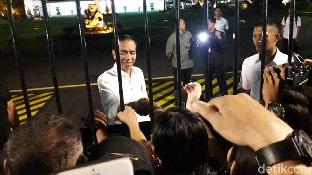 Jokowi Bagi-bagi Paket Sembako dan Kaus di Yogya 