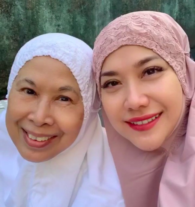 Penyanyi Bunga Citra Lestari merayakan Idul Fitri bersama ibu mertuanya Khadijah Sinclair. Wanita yang akrab disapa BCL itu tampil cantik dengan mukena berdetail renda pada bagian kepalanya. (Foto: Instagram)