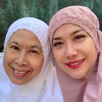 Penyanyi Bunga Citra Lestari merayakan Idul Fitri bersama ibu mertuanya Khadijah Sinclair. Wanita yang akrab disapa BCL itu tampil cantik dengan mukena berdetail renda pada bagian kepalanya. (Foto: Instagram)