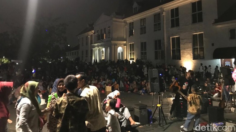 Makin Malam, Kawasan Kota Tua Makin Dipadati Wisatawan Makin Malam, Kawasan Kota Tua Makin Dipadati Wisatawan