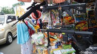 Bermacam mainan dijual di pasar tersebut.
