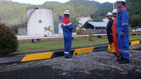 Mereka tetap bekerja seperti biasa guna memastikan Terminal BBM beroperasi. Mulai dari Premium, Biosolar, Pertamax, dan Minyak Tanah untuk melayani 2 Stasiun Pengisian Bahan Bakar Umum (SPBU), 2 SPBU Kompak, 1 SPBU Nelayan, pelayanan BBM untuk kapal (bunker service), PT PLN untuk Pembangkit Listrik Tenaga Diesel (PLTD) serta beberapa agen minyak tanah dipantau kebutuhan olehnya. Istimewa/Pertamina.