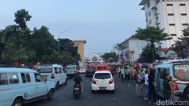Ramai Pengunjung, Lalin di Kawasan Kota Tua Sore Ini Padat