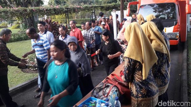 Jokowi Bagi-Bagi 3.000 Paket Sembako untuk Warga di Yogya 