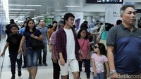 Para penumpang terus berdatangan untuk menaiki MRT.