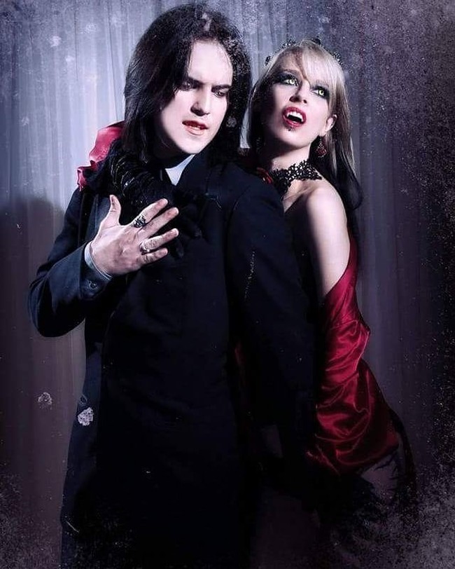 Selain minum darah, pasangan asal Texas ini juga mengklaim hidup dengan menggunakan energi seksual. Keduanya bahkan membentuk klub khusus bagi orang-orang berprinsip hidup sama seperti mereka. (Foto: Instagram/@daleycatherine, @thelogansouth)