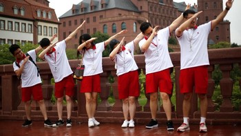 Mereka berfoto dengan gembira di depan kantor baru Huawei di Dongguan, China. Dari kota Shenzhen tempat kantor lama, membutuhkan waktu sekitar sejam dalam kondisi lalu lintas normal.Foto: Reuters