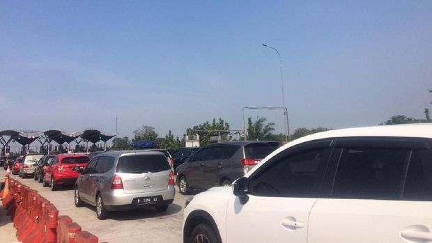 Padat Merayap, Tangsel Sampai Cikampek KM 57 Butuh 5,5 Jam