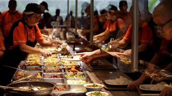 Para koki menyiapkan makanan buat karyawan dalam foto yang diambil pada 30 Mei lalu ini. Foto: Reuters