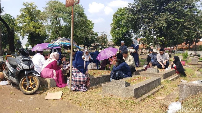 Hari Kedua Lebaran, TPU Jeruk Purut Ramai Didatangi Peziarah Hari Kedua Lebaran, TPU Jeruk Purut Ramai Didatangi Peziarah