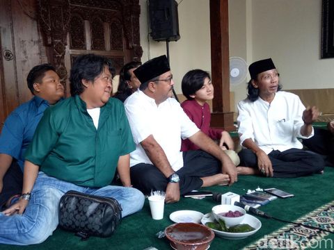 Mengintip Suasana Halal Bi Halal Keluarga 'Si Doel' di Rumah Rano Karno