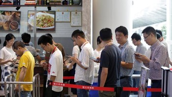 Karyawan terlihat makan siang seperti biasa di kantin yang disediakan perusahaan. Foto: Reuters