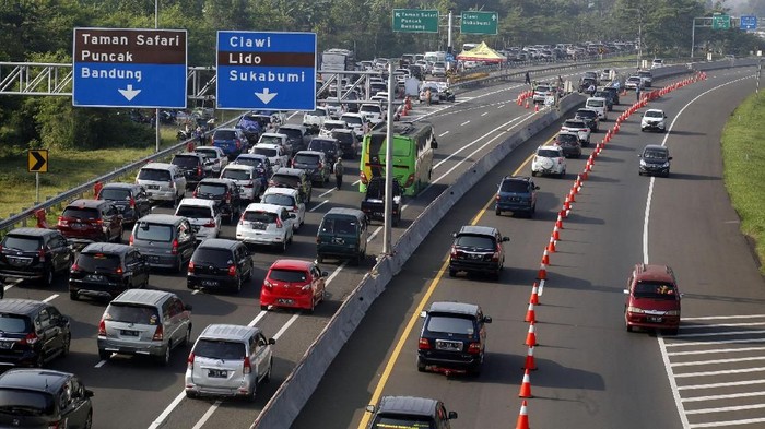 Macet jalur Puncak di momen libur Lebaran. Foto: Yulius Satria Wijaya/Antara Foto Macet jalur Puncak di momen libur Lebaran. Foto: Yulius Satria Wijaya/Antara Foto