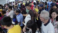 Stasiun Bundaran HI tampak penuh oleh penumpang MRT.