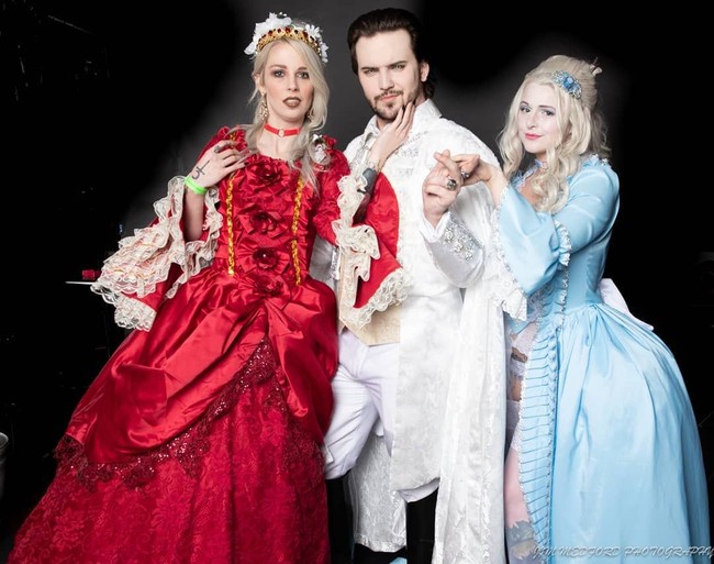 Vampir ini hidup dari energi, vampir cenayang, dan ada juga vampir yang hidup dari seksualitas, bukan hanya aksi seks, tapi energi dari rangsangan (seks), jelas Daley, seperti dikutip dari Metro. (Foto: Instagram/@daleycatherine, @thelogansouth)