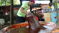 Makanan khas Betawi yaitu dodol juga dijual di tempat tersebut. Menariknya, dodol yang dijual dibuat langsung di depan kios di Setu Babakan.