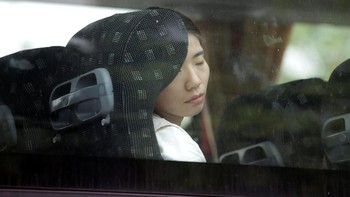 Seorang karyawan tampak kelelahan di dalam bus. Foto: Reuters
