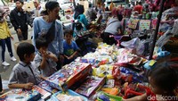 Beberapa anak yang didampingi orangtuanya memilih mainan yang akan dibeli.