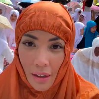 Penyanyi Shanty yang tinggal di Hong Kong melaksanakan salat Idul Fitri di kawasan Victoria Park. Tidak seperti artis lainnya yang memilih mukena putih, Shanty tampak memakai mukena berwarna cokelat. (Foto: Instagram)