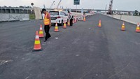 Petugas jalan tol Hutama Karya bersama dengan pihak Kepolisian Daerah Lampung telah bersiaga di KM 239 Simpang Pematang untuk mengalihkan arus kendaraan yang menuju ke Palembang dan diarahkan ke exit toll Simpang Pematang menuju ke jalan arteri. Istimewa/Hutama Karya. Petugas jalan tol Hutama Karya bersama dengan pihak Kepolisian Daerah Lampung telah bersiaga di KM 239 Simpang Pematang untuk mengalihkan arus kendaraan yang menuju ke Palembang dan diarahkan ke exit toll Simpang Pematang menuju ke jalan arteri. Istimewa/Hutama Karya.