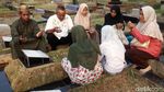 Momen Lebaran, Jasa Pembaca Doa di TPU Laris Manis