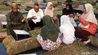Banyak peziarah yang menggunakan jasanya untuk memanjatkan doa bagi keluarganya yang sudah meninggal.