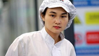 Salah satu karyawan wanita di pabrik Huawei. Foto: Reuters