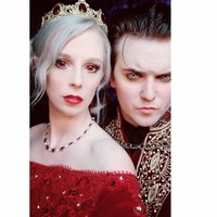 Logan dan Daley telah merekrut orang-orang berpandangan dan berkeinginan sama yang antusias ingin menjadi vampir untuk bergabung ke klub eksklusif mereka. Menariknya lagi, seperti cerita vampir dalam dongeng ataupun film, mereka mengaku menjadi sakit jika terpapar sinar matahari langsung. (Foto: Instagram/@daleycatherine, @thelogansouth)