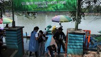 Selain naik delman dan kuda, pengunjung juga bisa menikmati wisata air dengan menaiki perahu bebek.