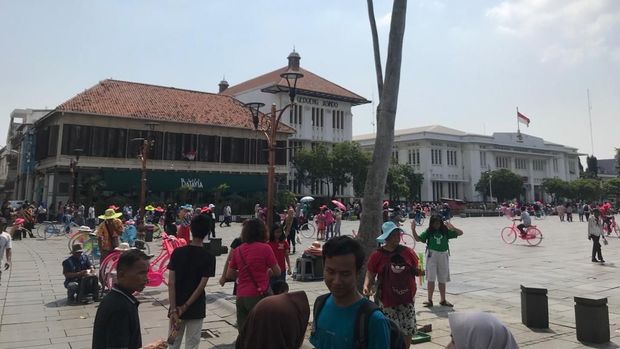 Keramaian kawasan Kota Tua.